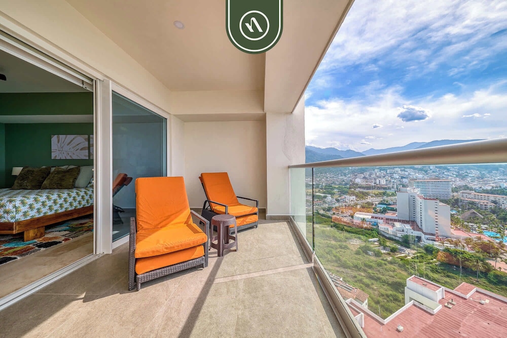 Beachfront Tropical 2 BR Condo - Pools - Gym
