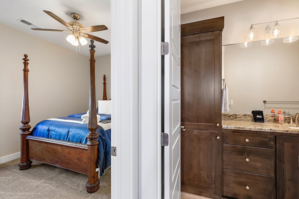 Hurricane Falls Pool, Hot Tub Plus Dog Friendly! 4 Bedroom Home