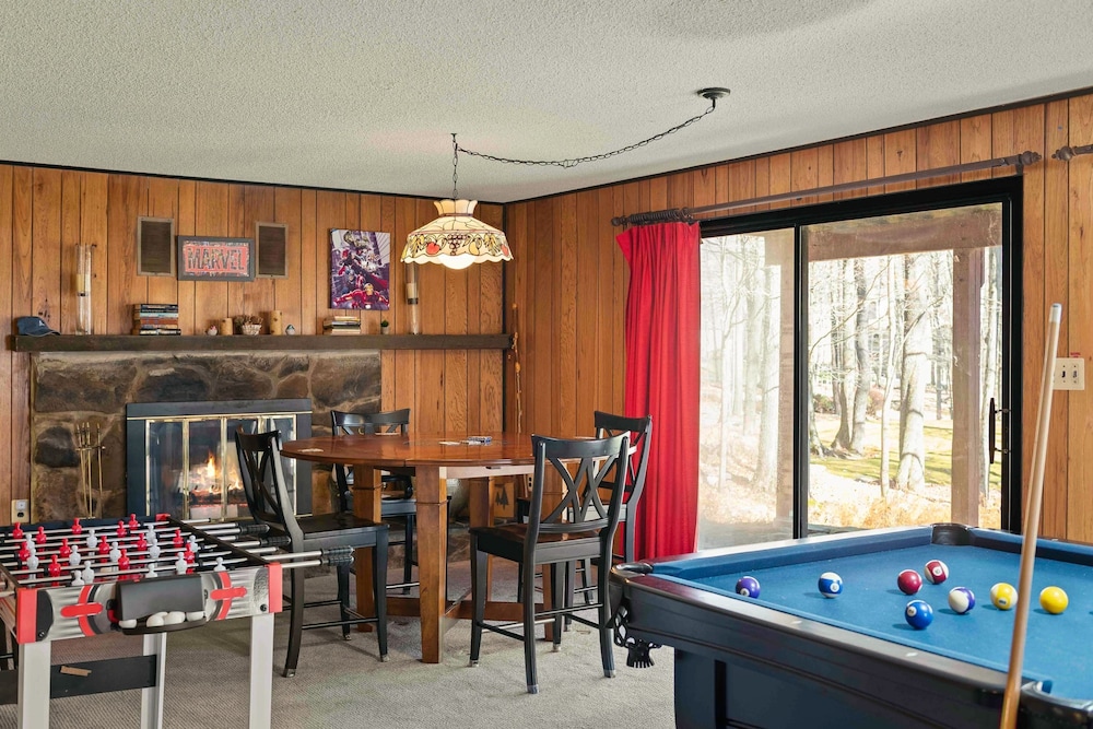 Mountain Magic by Avantstay Firepit Game Room - Pool Table Foosball