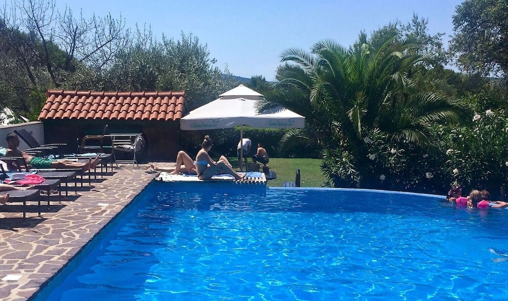 Viola - With Pool - A3 view 4