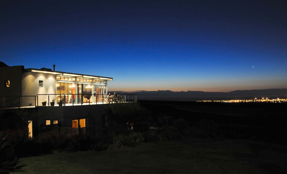 Colourful Manor Luxury Lodge view 4