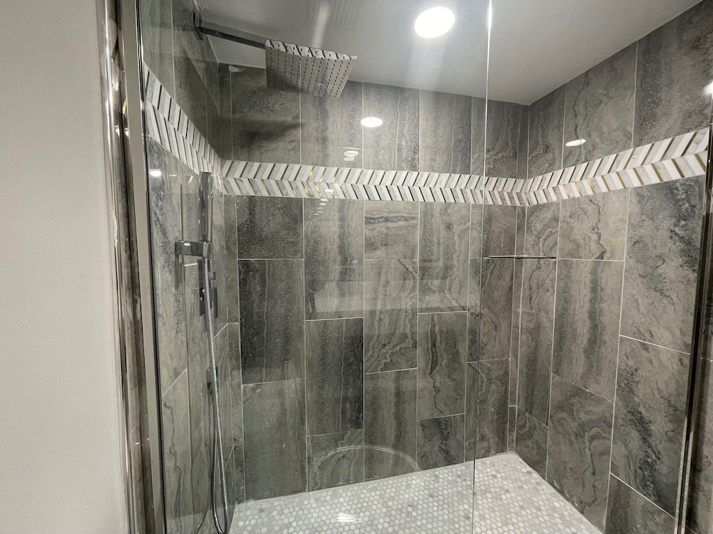 Bloomington Vacations - The Chateau Hotel and Conference Center - Property Image 71