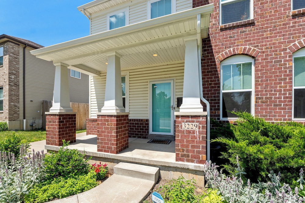 Modern Home W/garage Near SLU JZ Vacation Rentals