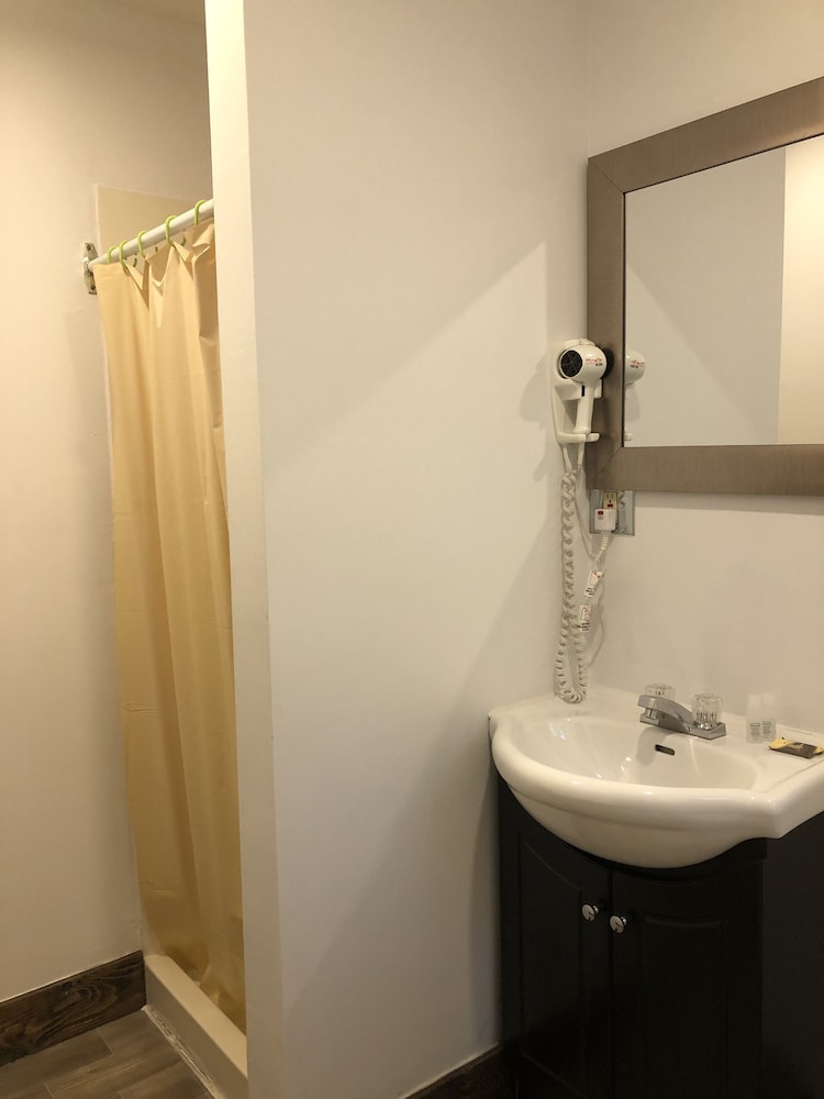 Greenside motel