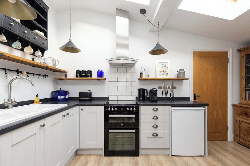 House Annexe Sleeps 18 Heated Pool