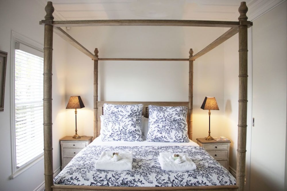Robyn's Luxury Cottage view 2