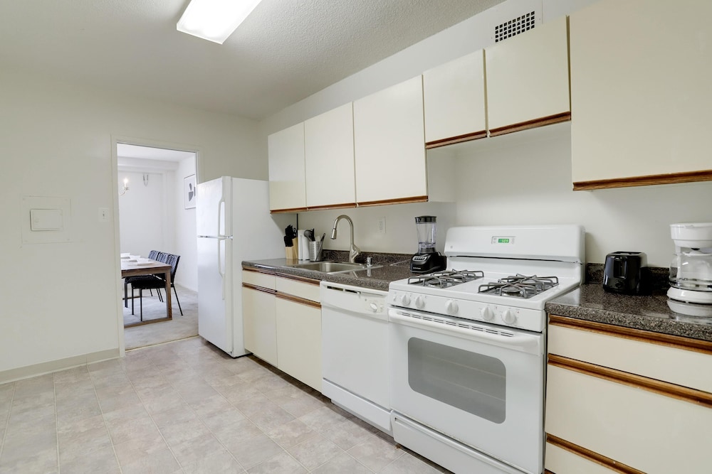 Stylish Comfort Condo in Crystal City