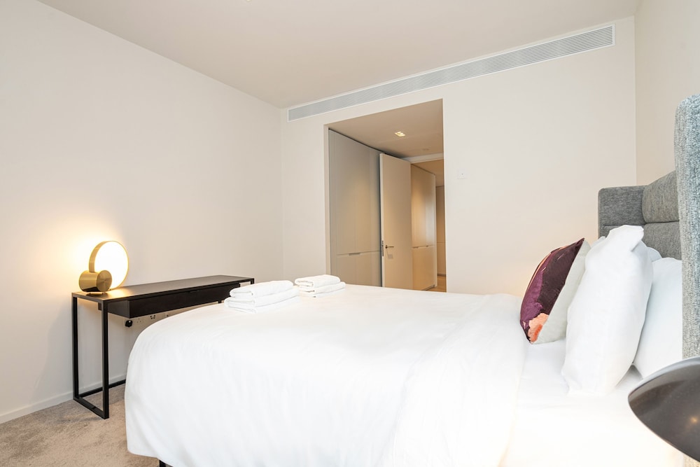 Fabulous Three-bedroom Apartment by the River