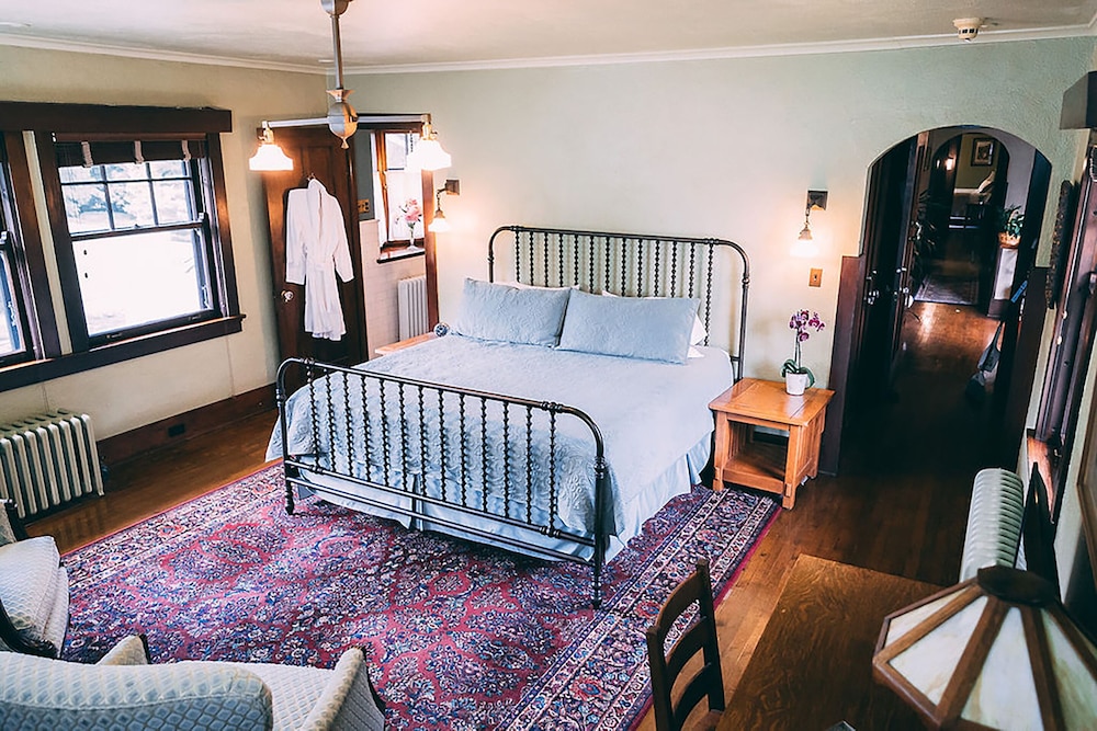 Four Mounds Inn