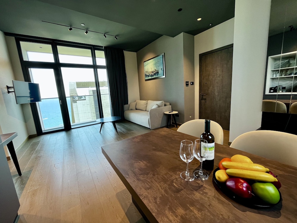 128 LIM - 2106 Stay Only Tower Suite