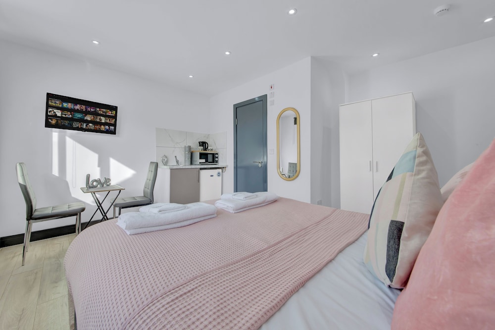 Immaculate 1-bed Studio in Feltham Heathrow London