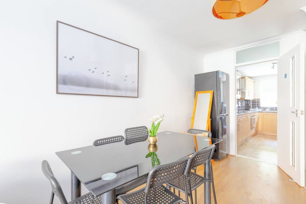 Lovely 4 Bed House w Garden, 1 Stop to Waterloo