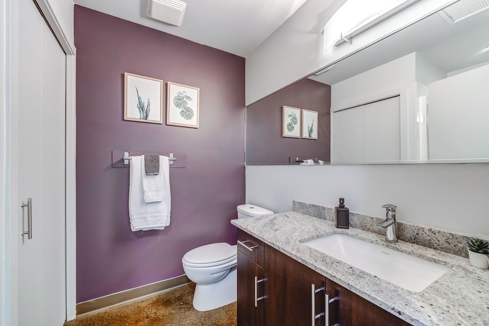 Luxury 2BR Condo - Downtown City Views