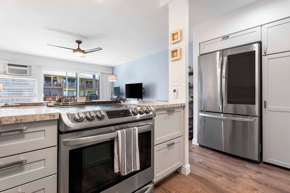 Beautifully Updated Oceanfront Condo - AC - Concierge Included - Vrkcv