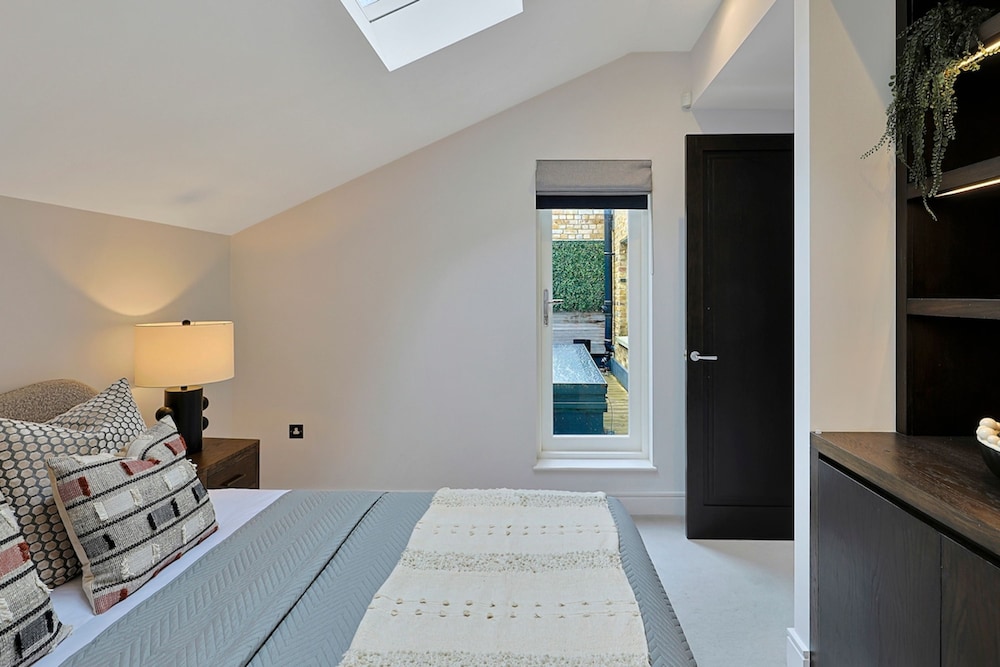 Luxe Home With Cinema Room - South Kensington
