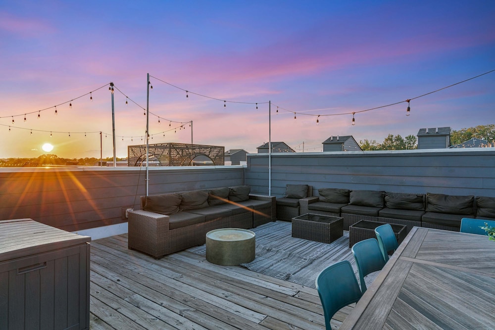Rooftop Deck 2 Car Garage Near Downtown Nashville