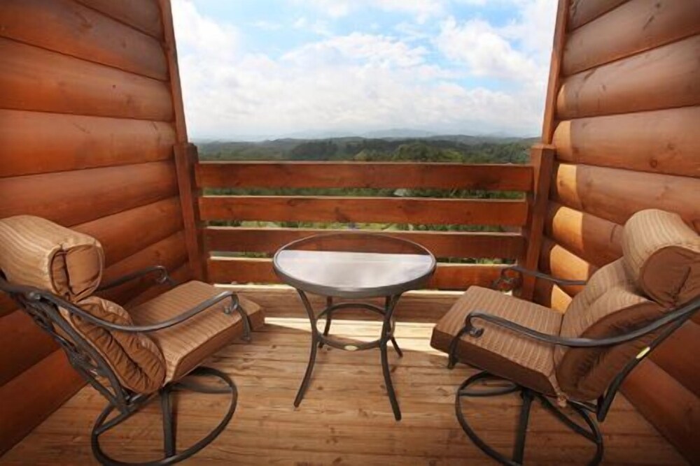 Serenity Mountain Pool 9 Br cabin by RedAwning