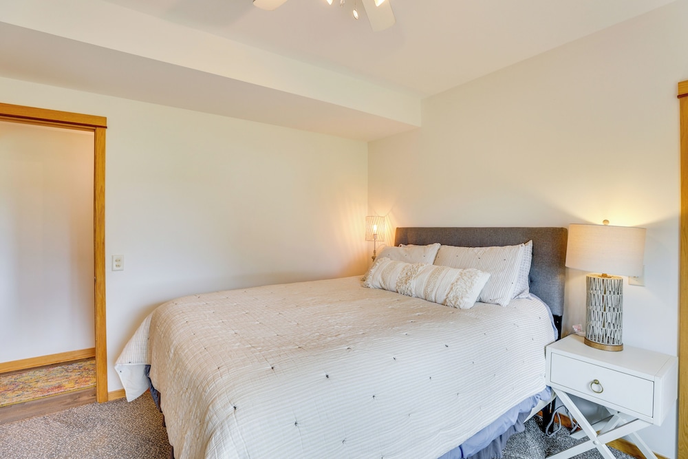 Outdoor Oasis: Luxe Flat in Mt Horeb!