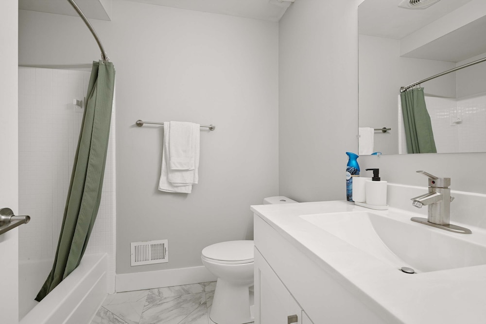 Spacious 2BR 2BA City Haven