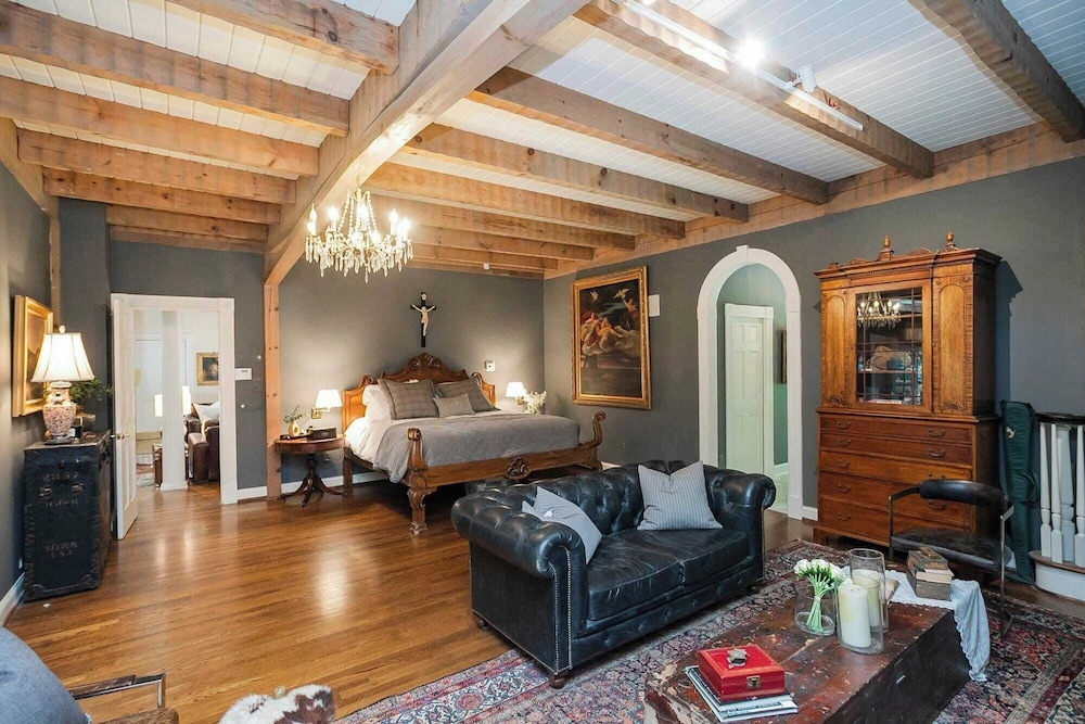 35 Acre Villa w/ Pool, Spa, Wine Cellar & Gym + Near Golf Club La Pearla Ranch by Avantstay