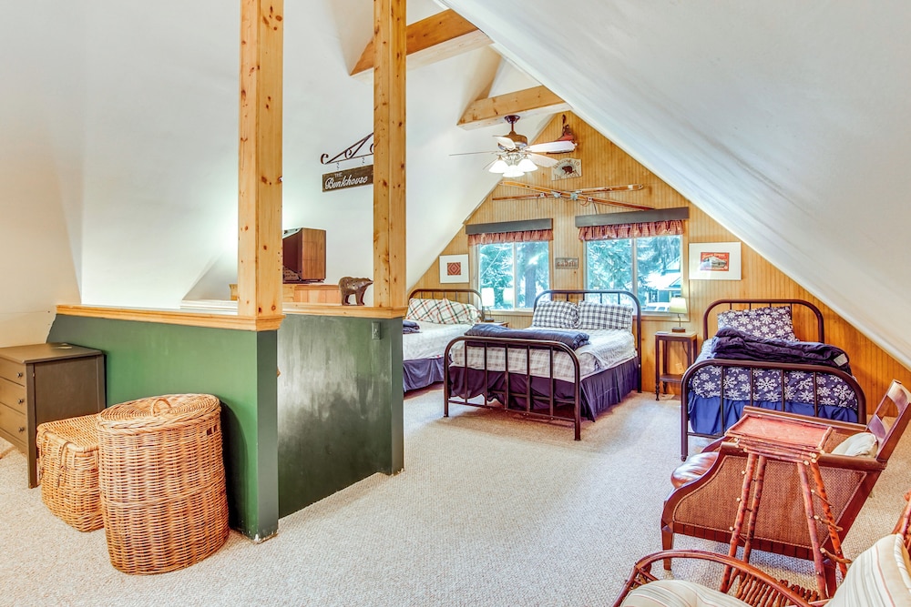 1 Mi to Lake Easton: Cozy Cascades Cabin!
