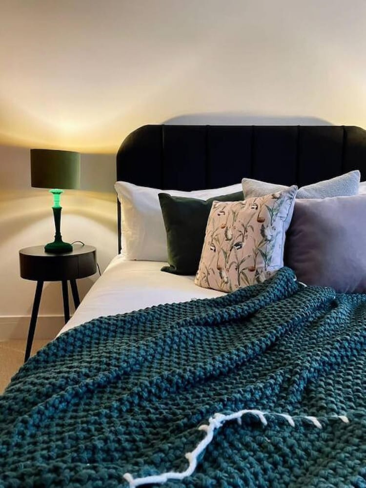 Kensington Place - 4 Bedroom Home w Free Parking view 3