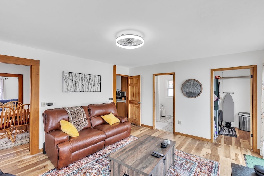 Cozy Getaway With Hot Tub, Patio & Fenced Yard 3 Bedroom Home
