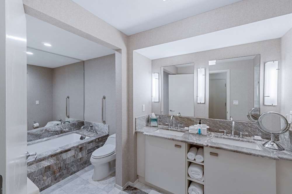 Stylish Oceanview Apartment, Prime Location!