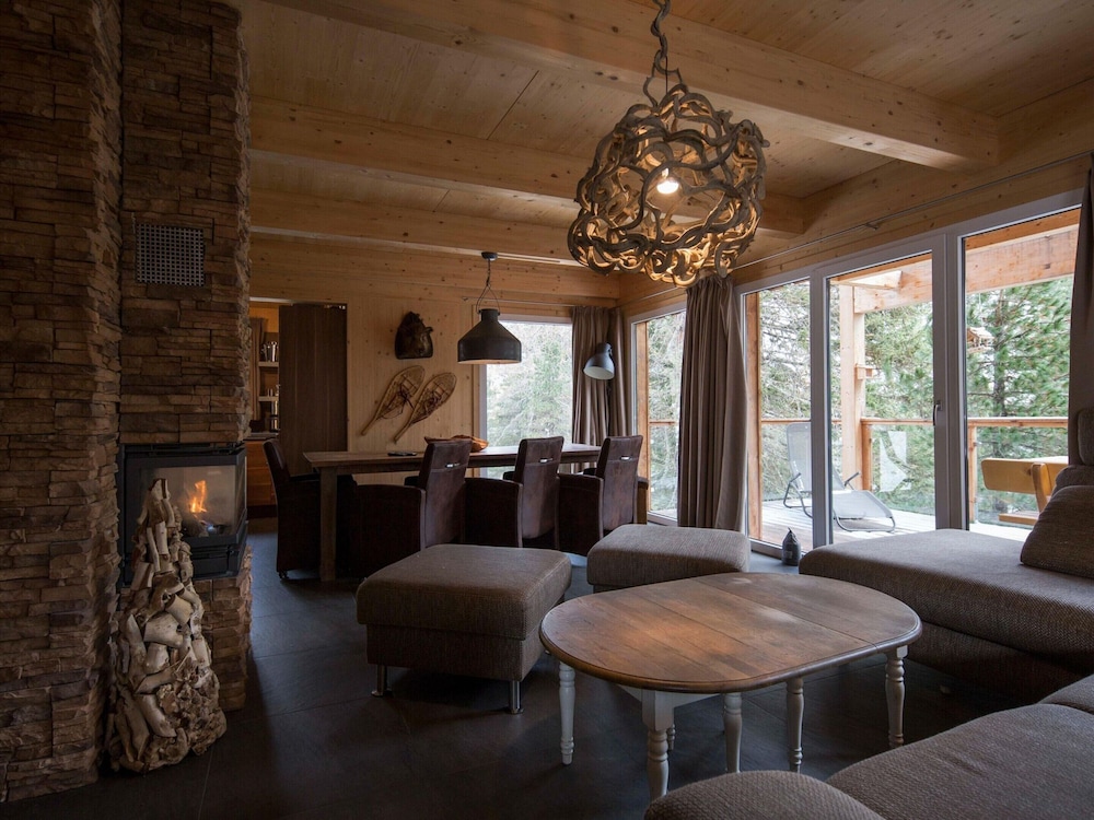 Lavish Chalet With Outdoor hot tub