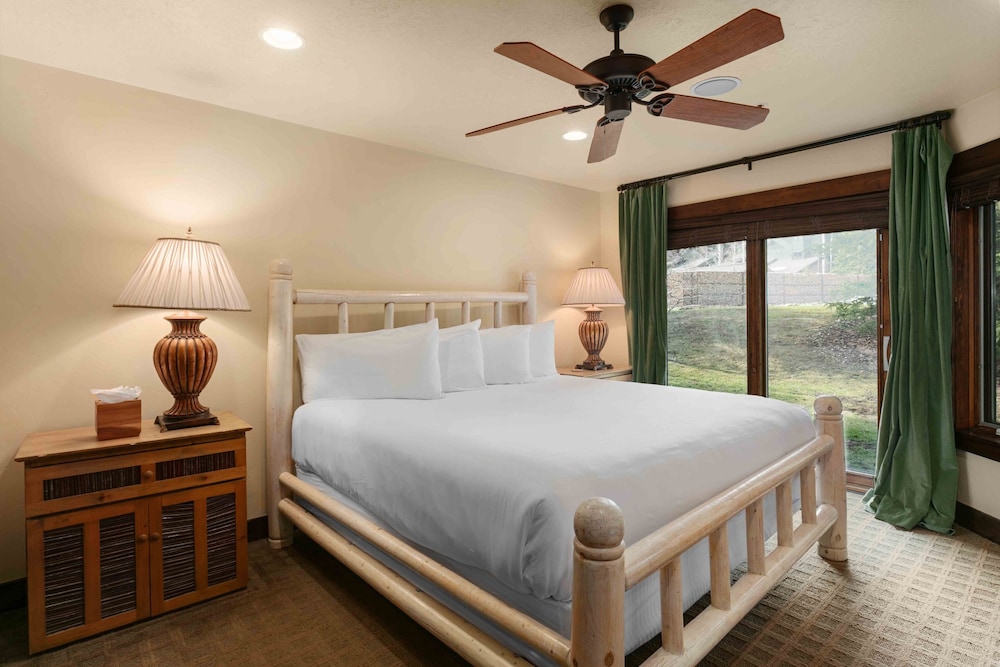 1617 - Six Bedroom plus Den Lakeside 6 Condo