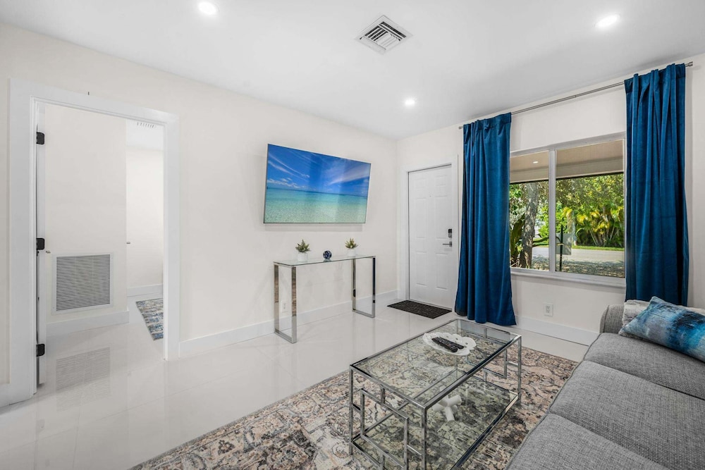 Uhost AI 4-unit Gem Mins to Las Olas Beach