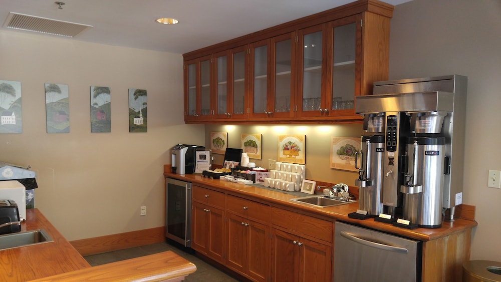 Ashland Vacations - Warren Conference Center and Inn - Property Image 2