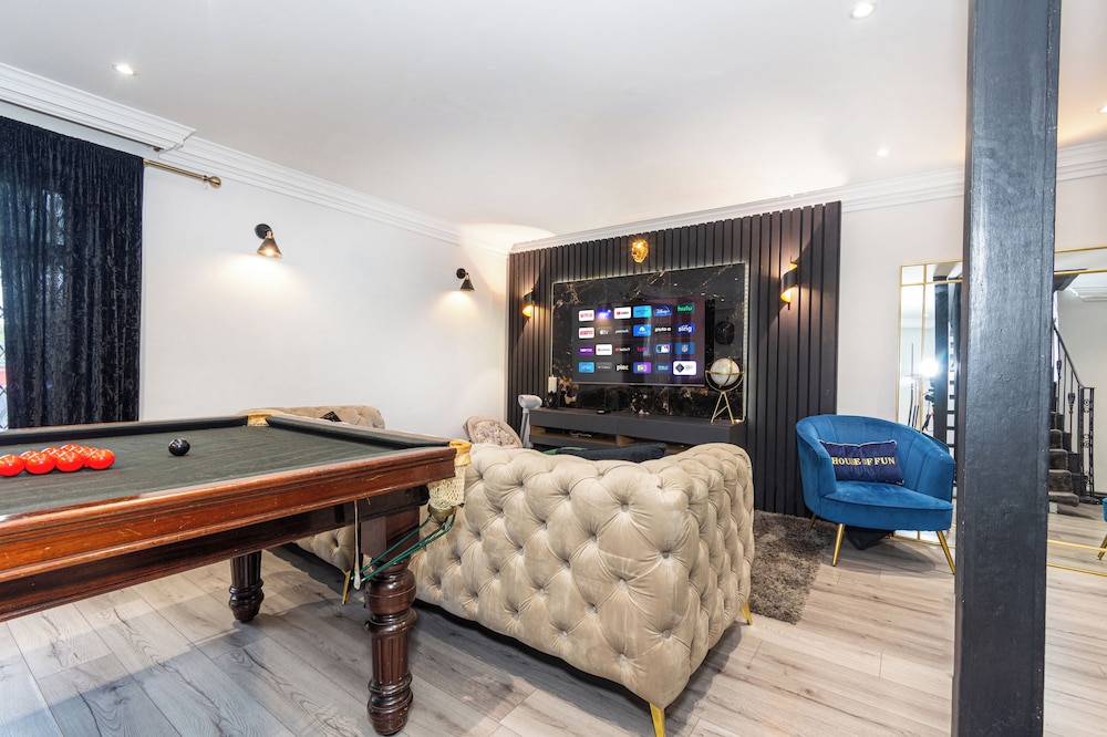 Heathrow House with Hot tub and Garden