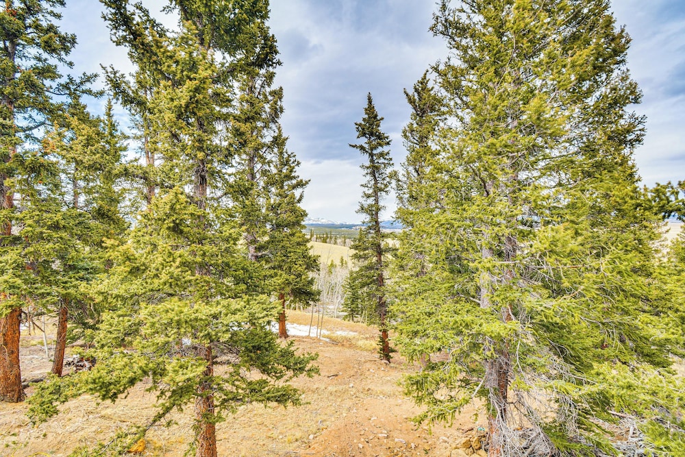 9 Mi to Fairplay Beach: Mountain-view Getaway!
