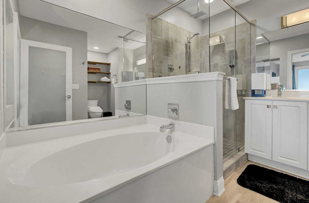 Beachfront 3bdr Condo w/ Pool & Deck Ocean Views Ocean Blvd #102 by Avantstay