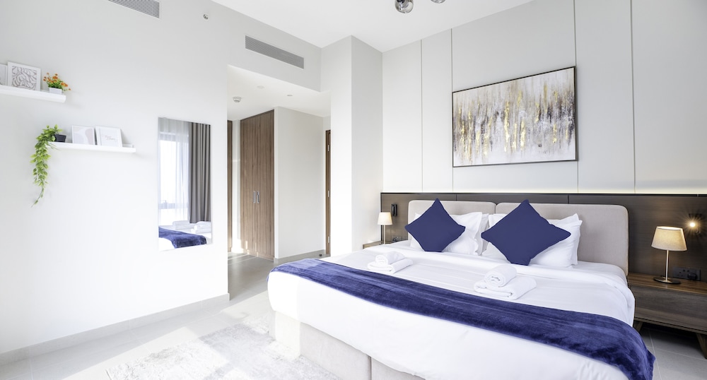 Chic 2 BR in Vida Residences Canal View