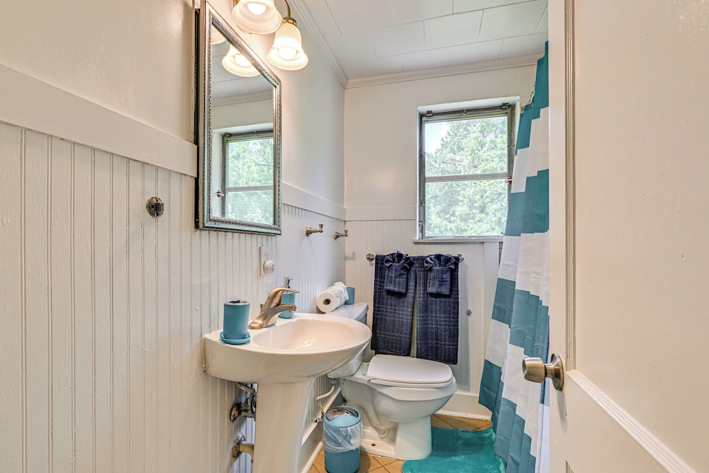 6 Mi to Dtwn: Charming Home w/ Yard in Charlotte