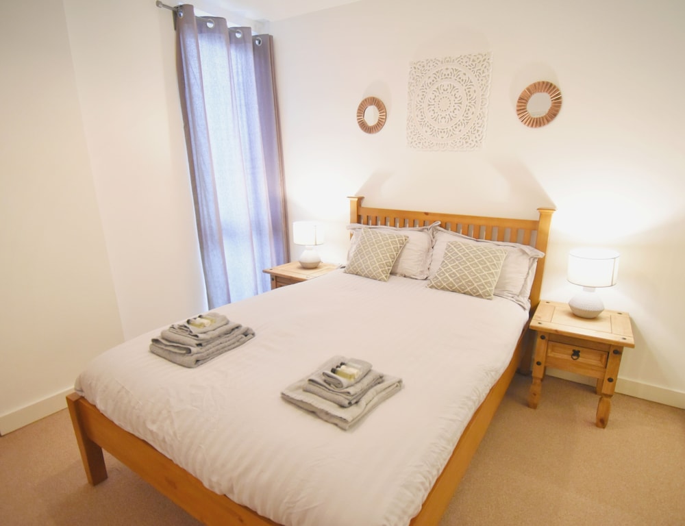 MK Hub Apartment with Oak Furniture view 4