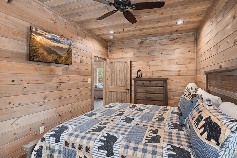 Stepping Stone 4 Bedroom Cabin by RedAwning view 2