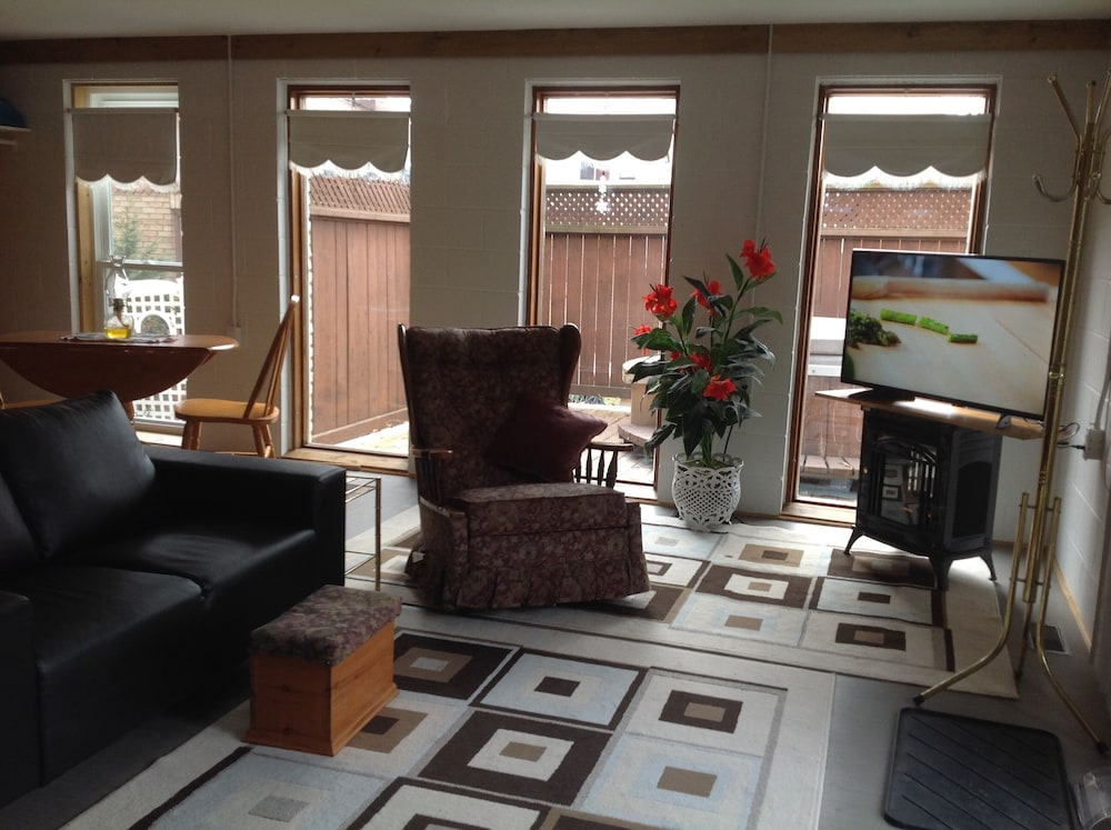 10th Avenue Guest House & Suites