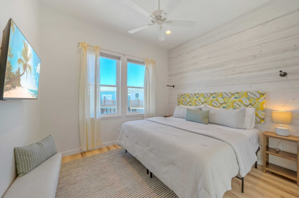 Sleeps 20 2 Homes w/ Beach Boardwalk Access, Water Canal Views, & Priv Pools