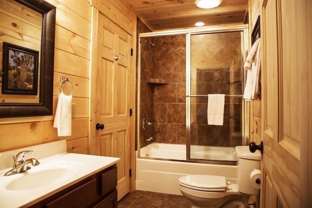 The Mallard - 3 Bedrooms, 3 Baths, Sleeps 8 Home by RedAwning