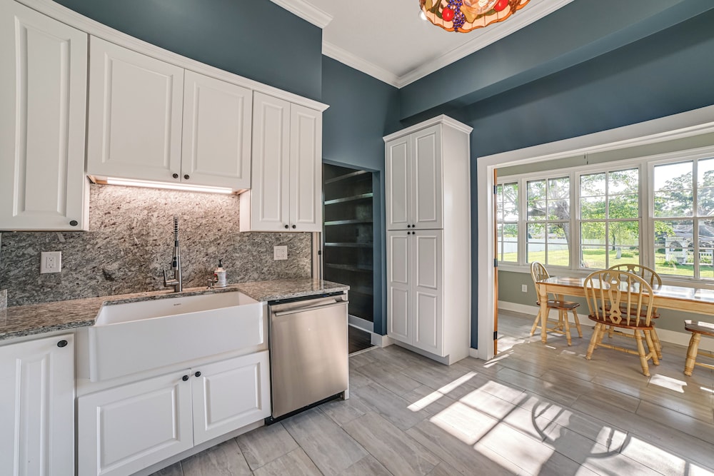9 Mi to Kentucky Lake: Spacious Victorian Home!