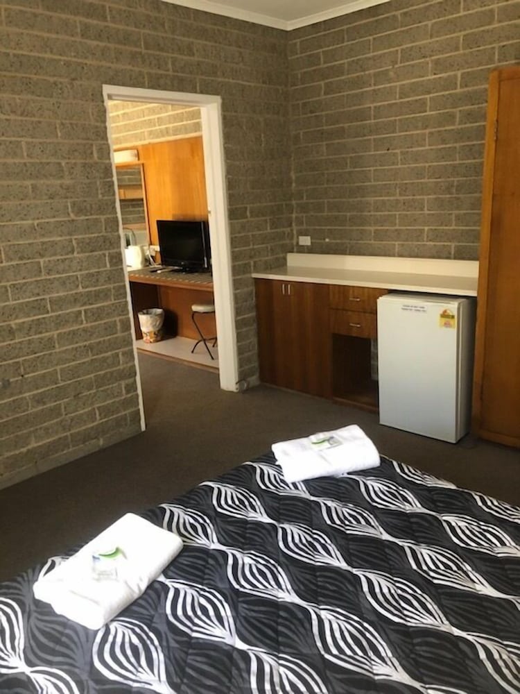 Shamrock Hotel Motel Balranald view 3