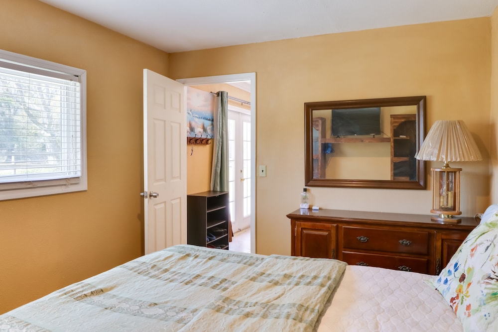 5 Mi to Lake Sumter Landing: Bright Home w/ Patio view 4