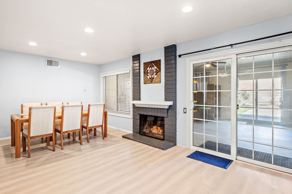 Near ONT Ontario Oasis Designer Home w Garden Park
