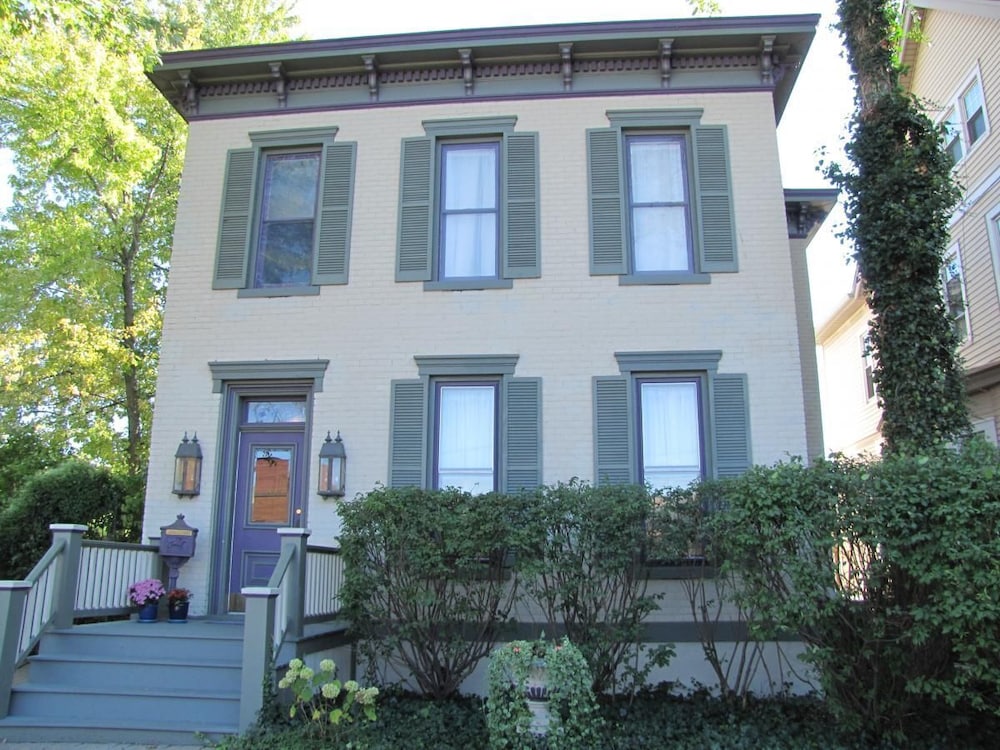 Hotel LaSalle Guest House - Image 1