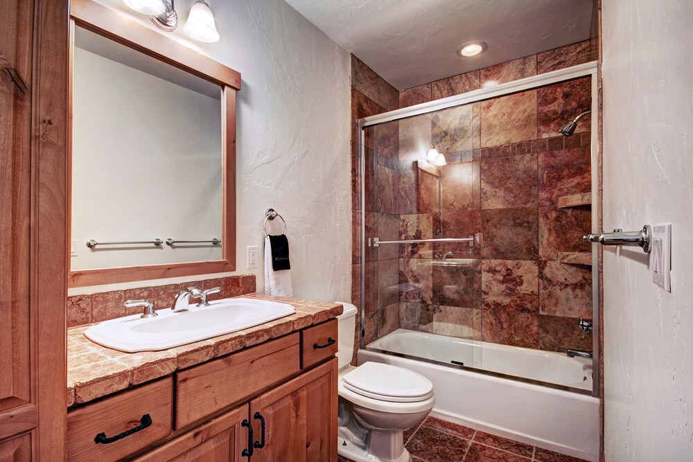 Pine Needle Lodge 5 Bedroom Home by RedAwning