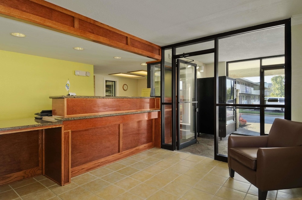 Days Inn by Wyndham Overland Park/Metcalf/Convention Center - Property Image 5