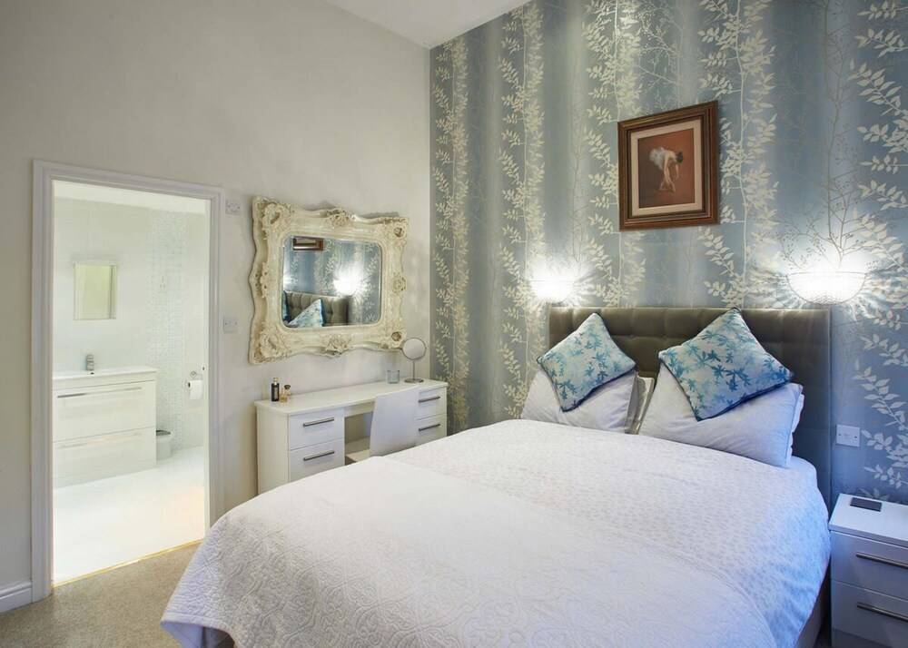 Host Stay Rosella Cottage